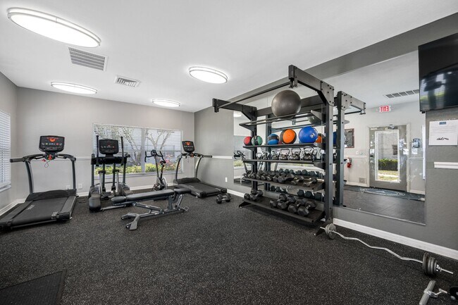 Building Photo - Newly Renovated 2 Bed-2 Bath Apartment wit...