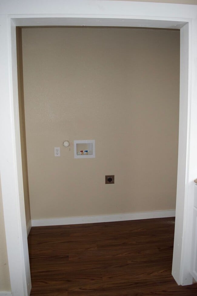 Building Photo - Beautifully Updated 3-Bedroom Home Near Downtown