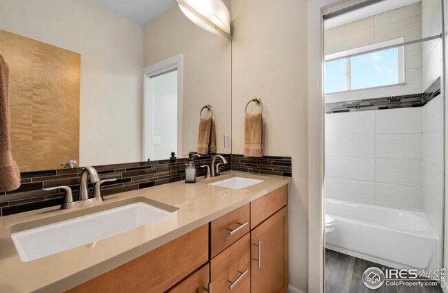 Building Photo - STUNNING 2 STORY SMART HOME IN LOUISVILLE