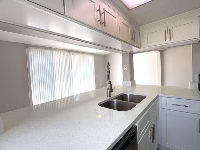 Building Photo - 306 Mango Dr