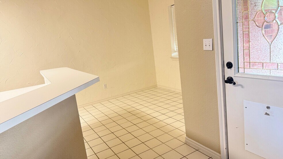 Building Photo - 7011 Cottonwood Cir