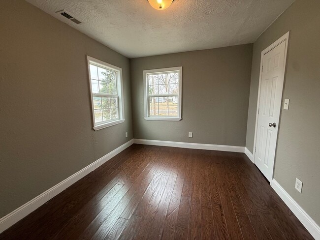 Building Photo - Spacious 3 Bedroom 2 Bathroom Home Available NOW!