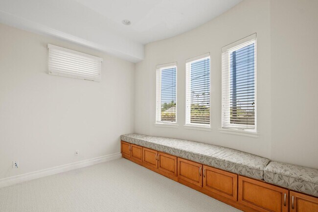 Building Photo - Stunning 4 bed, 4.5 bath home located on a quiet and highly desirable street in Redondo Beach