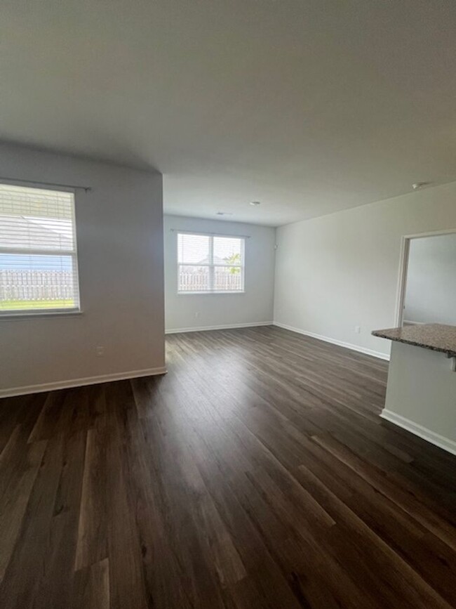 Building Photo - 3 Bedroom Home in Waterside Community of S...