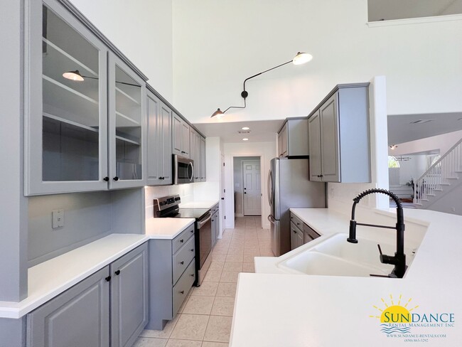 Building Photo - Custom Furnished 4 bed 3.5 bath in Emerald Bay!