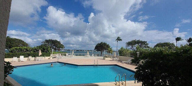 Building Photo - 5600 N Flagler Dr