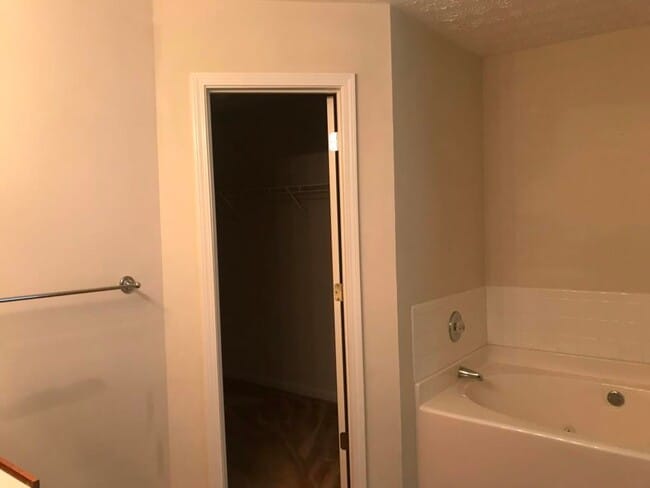 Building Photo - Spacious and Beautiful 3 Bedroom Home