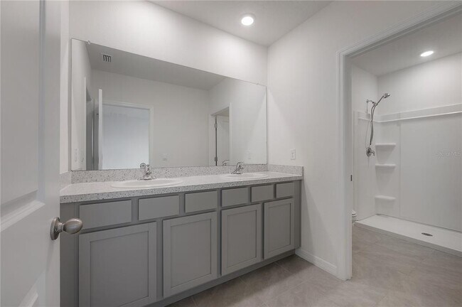 Building Photo - 16701 Maude Dr