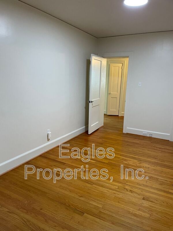 Building Photo - 300 S Andrews Ave