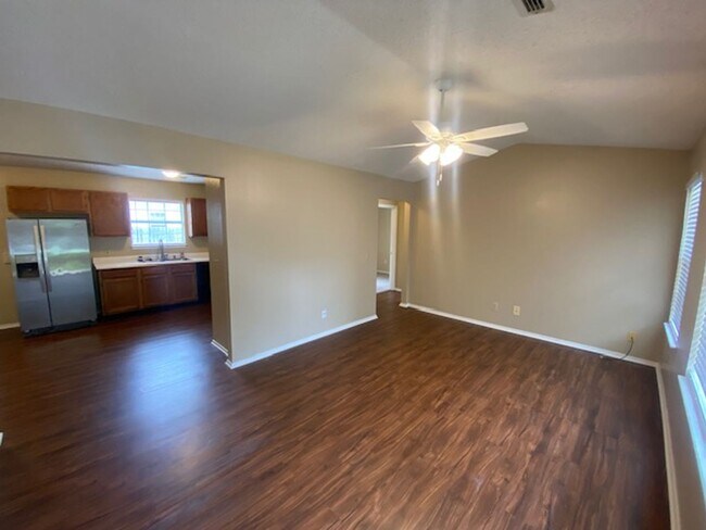 Building Photo - 320 E Evergreen Ln