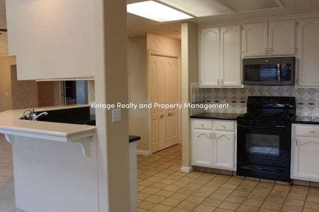 Building Photo - Top Of The Line Big 2/3 Bedroom Single Story Home Ready to Go!!!