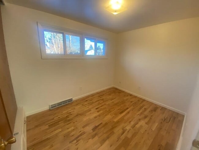 Building Photo - 617 27th Ave NE