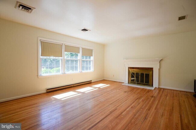 Building Photo - 3409 Beverly Dr