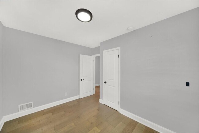 Building Photo - 10523 Howard Ave