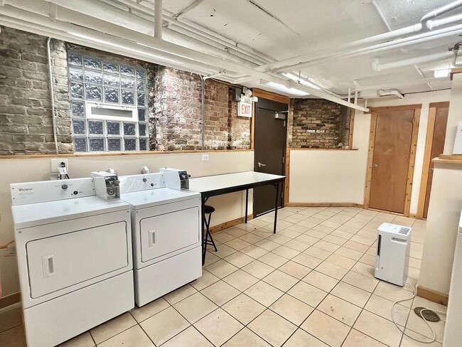 Building Photo - 59 E Cedar St