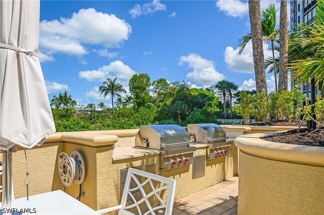 Building Photo - 8787 Bay Colony Dr