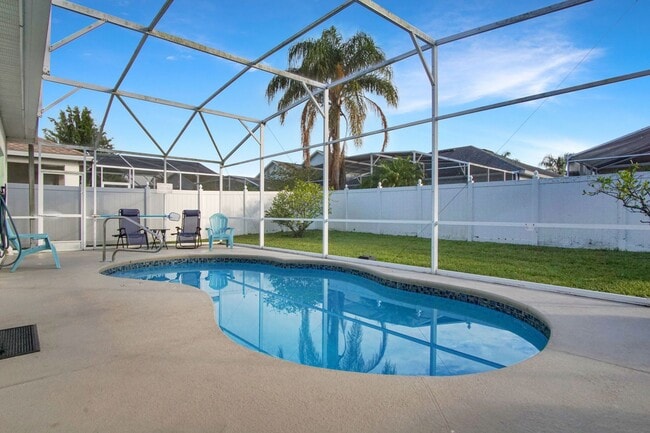 Building Photo - Single Family Home with Pool !