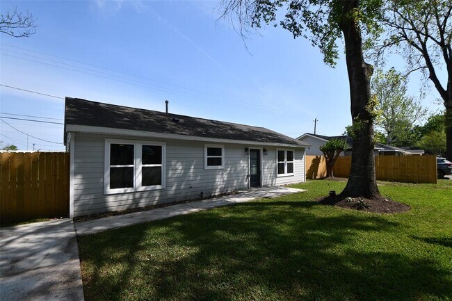 Building Photo - 10946 Fullerton Dr