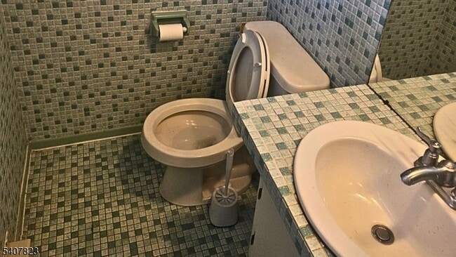 Building Photo - 304 Lake Shore S