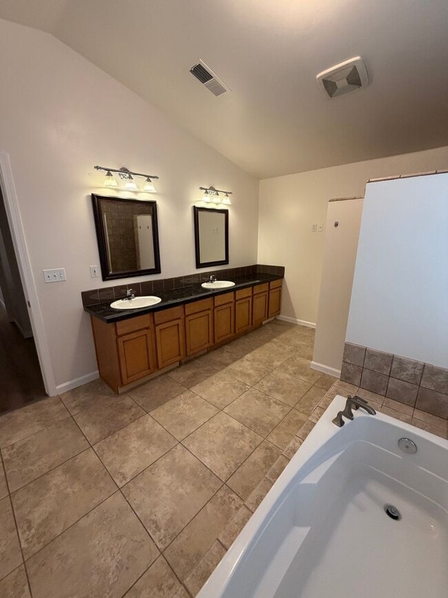 Building Photo - Sanger home