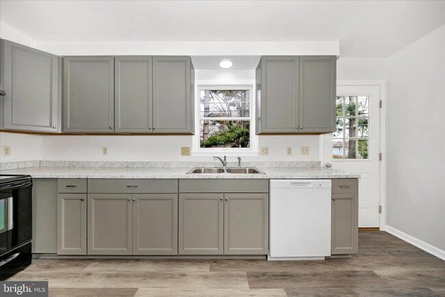 Building Photo - 1552 Crest View Ave