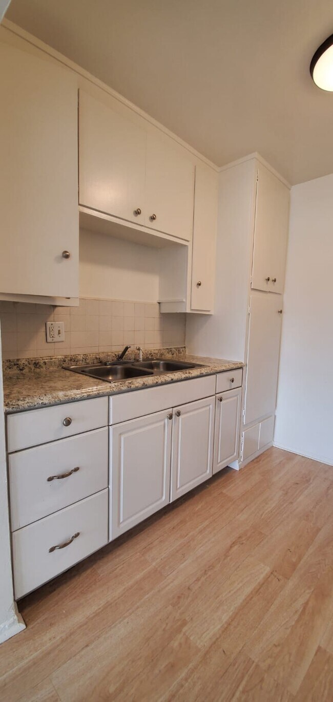 Remodeled kitchen - 2711 S Redondo Blvd