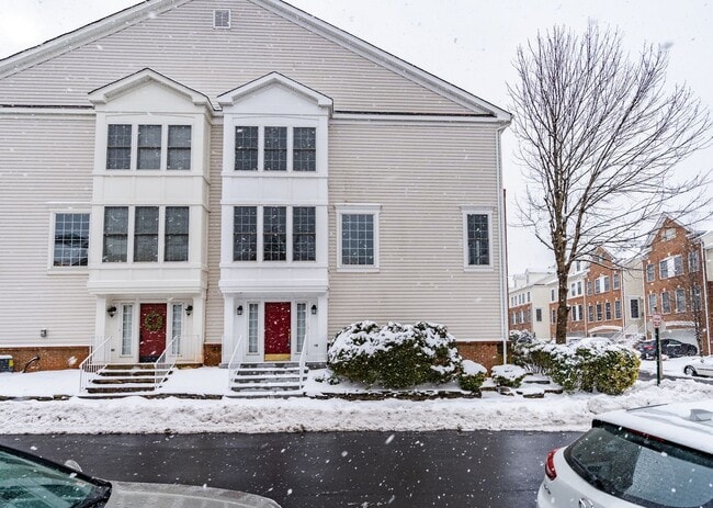 Building Photo - Immaculate 3 Bed 2 Full & 2 Half Bath End ...