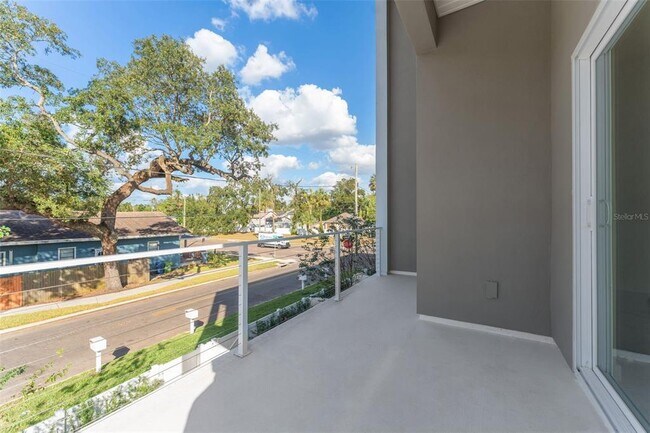 Building Photo - 102 W Adalee St