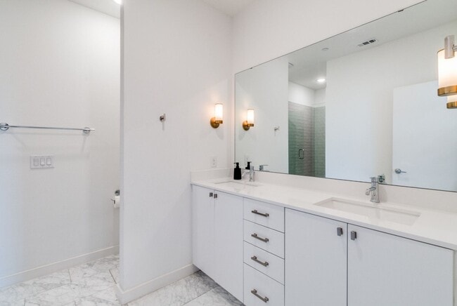 Building Photo - Beautiful Modern Three-Story Townhome minutes from Lower Greenville!