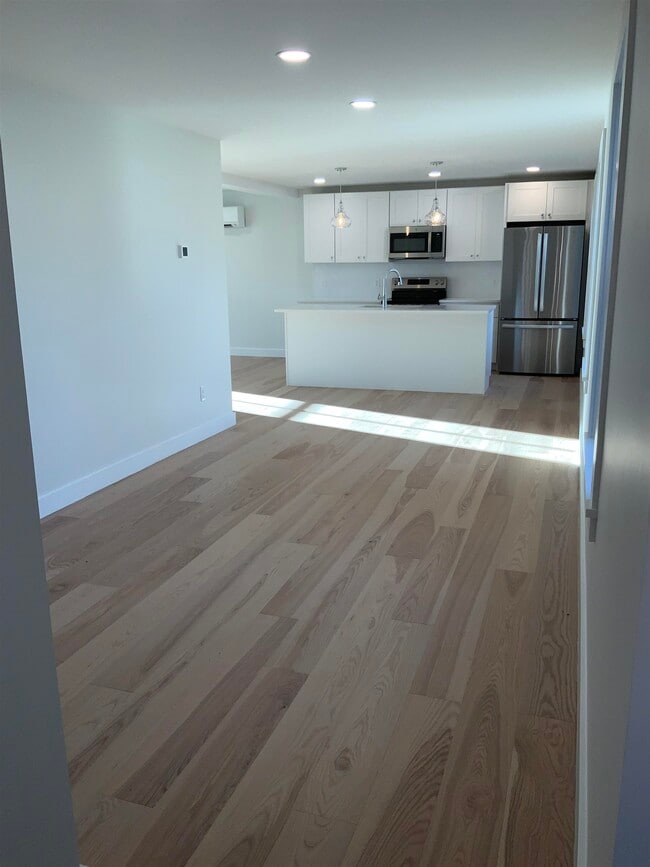 Building Photo - 8 Clifford St