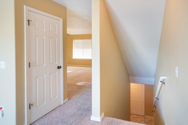 Building Photo - 3 Bedroom, 2 bathroom townhouse on Sunnyside Hill!