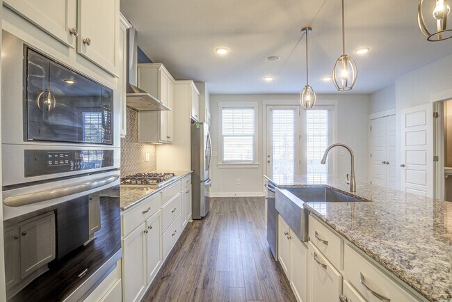 Building Photo - Corner Townhome with Roof Top Deck in Down...
