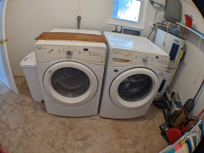 Building Photo - 2 Bed / 1 Bath Cozy Downtown Duplex Apartment