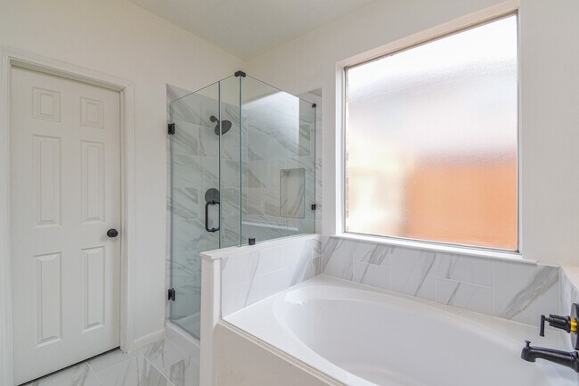 Building Photo - 30611 Country Meadows Dr