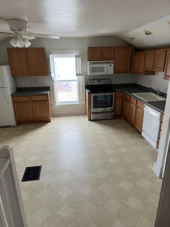 Building Photo - 415 Iowa Ave