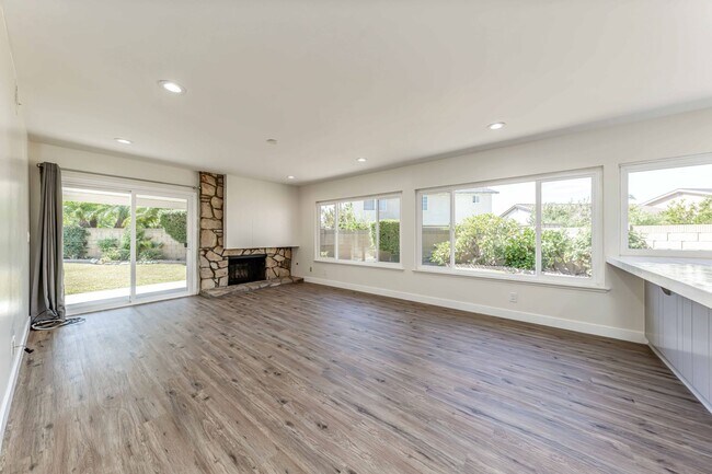 Building Photo - Spacious Single-Family Home with Yard!