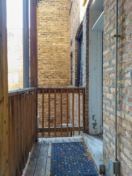 Building Photo - 4653 N Wolcott Ave