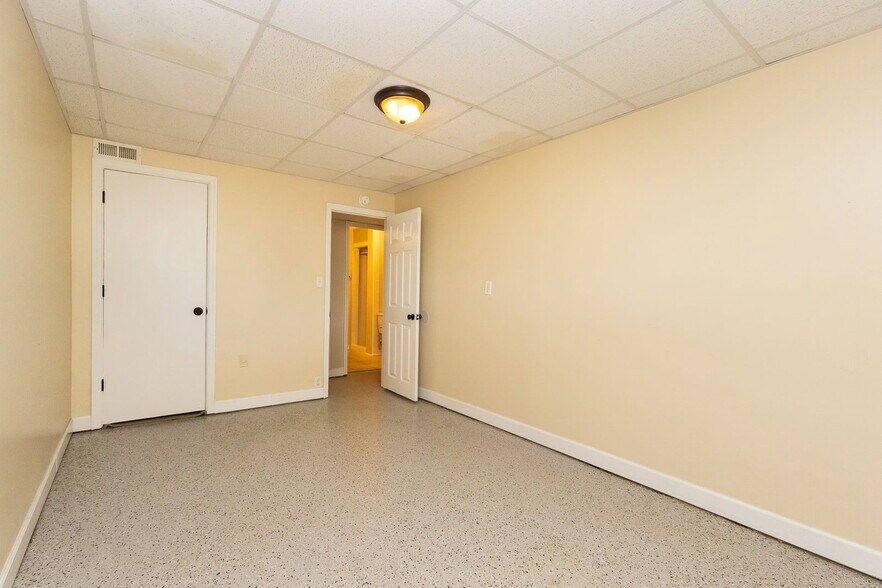 Building Photo - 1309 Labrea Dr