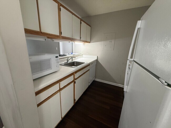 Building Photo - 4 Bed 4 Bath Condo near NCSU! Available late July, includes utilities!