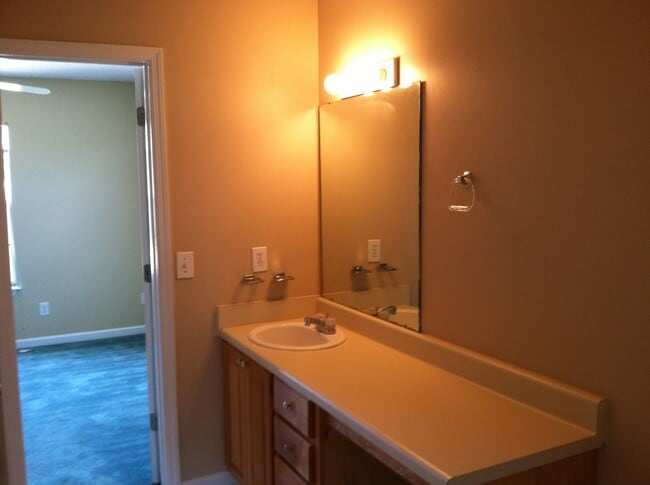 Building Photo - 3BR/2BA Duplex in Prime Location – Lawn Care Provided