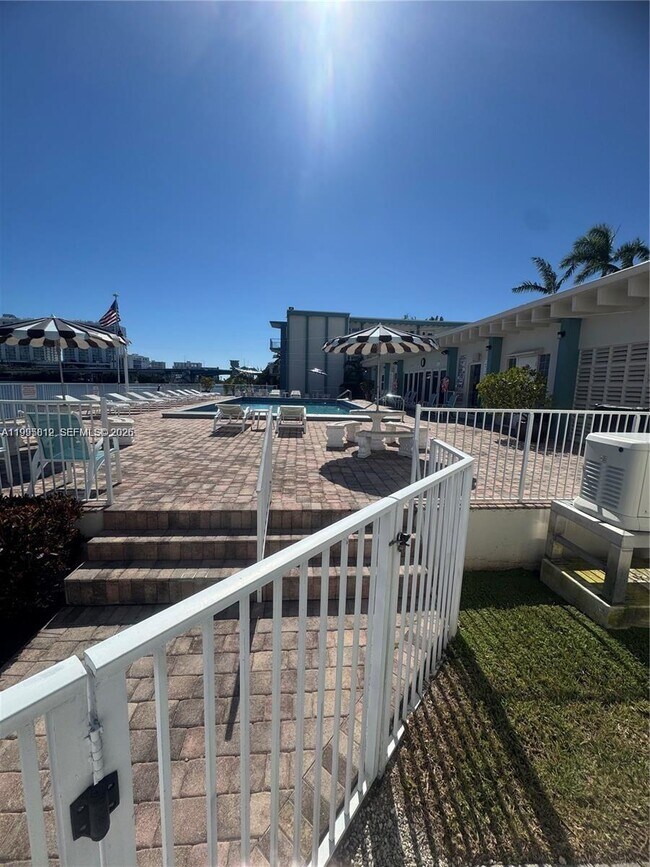 Building Photo - 3923 NE 166th St