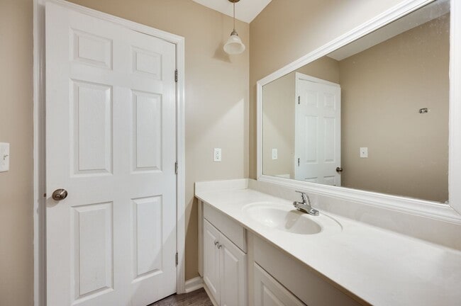 Building Photo - Awesome 2BE/BA townhouse in Bellevue!