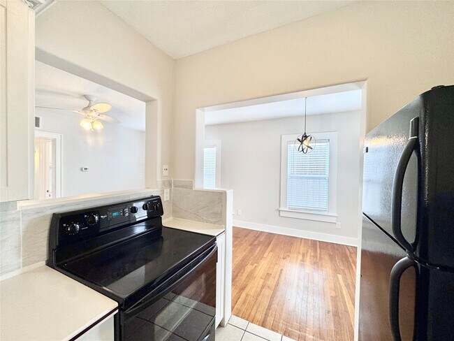 Building Photo - 629 E 11th St