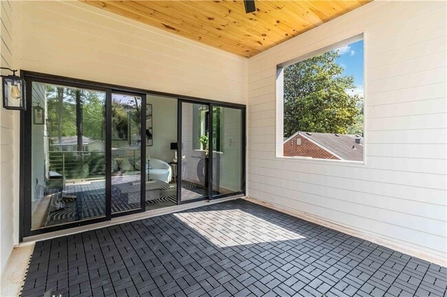 Building Photo - 1554 Columbia Cir