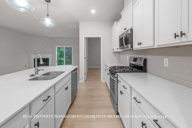 Building Photo - Stunning 4-BR Home on Wooded Cul-De-Sac Lot in Brightwater – Minutes from Rivergate!