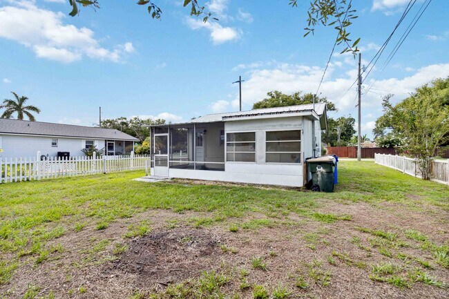 Building Photo - PENDING APPLICATION- Charming 1/1 Home in ...