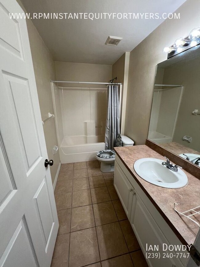 Building Photo - Beautifully Updated 3-Bedroom Duplex for R...