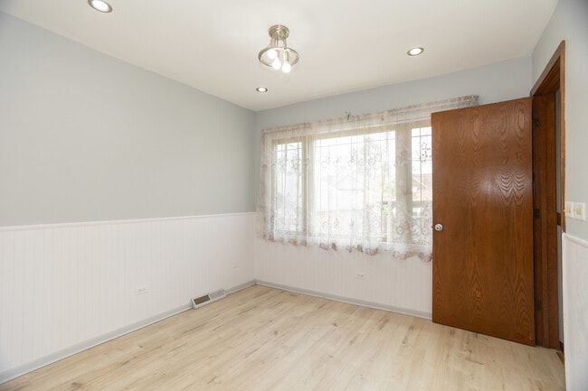 Building Photo - 5712 N Avondale Ave