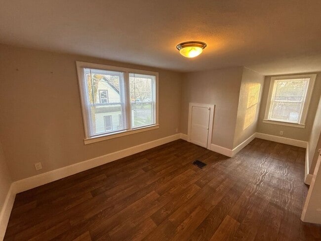 Building Photo - 1615 D St NE