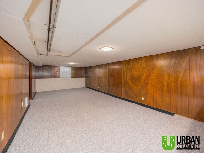 Building Photo - Charming 3+ Bedroom Home in the Coveted Co...